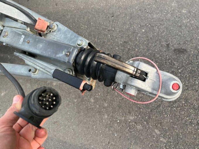 PKW-Anhängerkupplung und 13-poliger Stecker