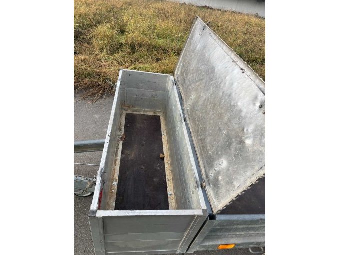 Werkzeugkiste mit Deckel auf der Deichsel