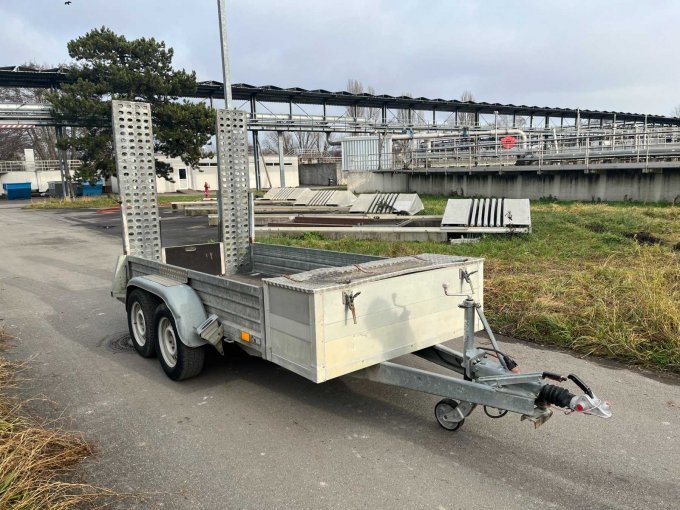 PKW-Baumaschinenanhänger Seitenansicht