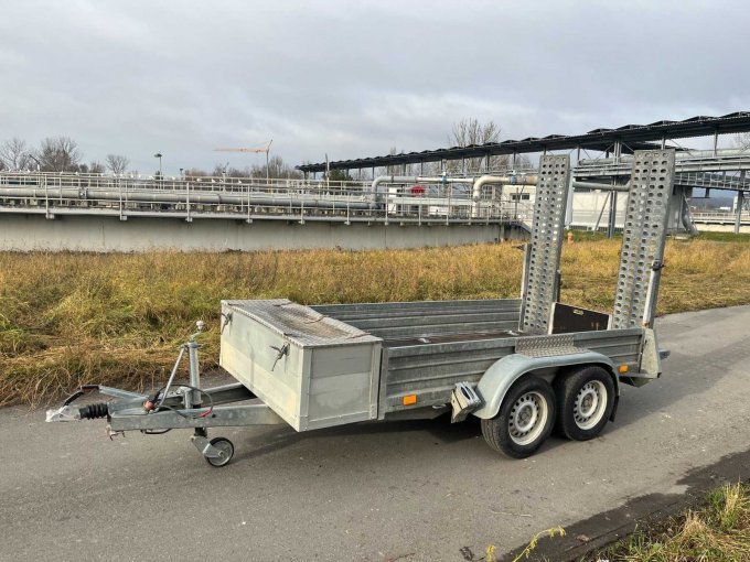 PKW-Baumaschinenanhänger Seitenansicht