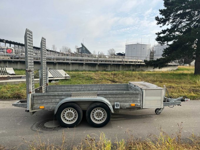 PKW-Baumaschinenanhänger Seitenansicht