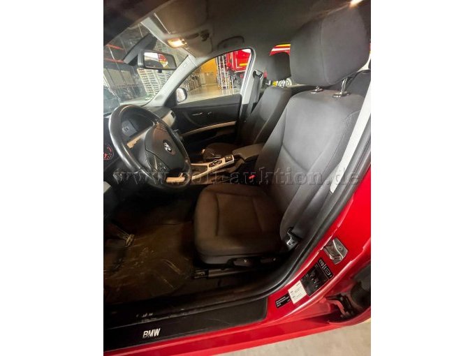 Vordere Sitzreihe, Blick durch die Fahrertür