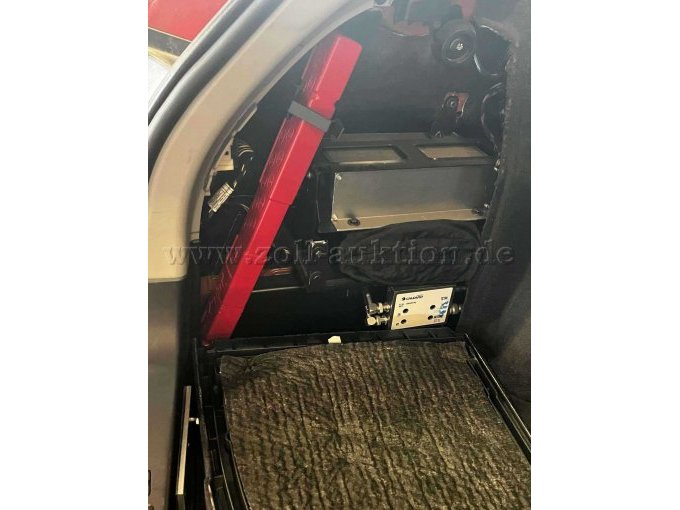 Kofferraum linke Abdeckung offen, mit Warndreieck, Verbandsmaterial, Antennenkoppler analog/digial