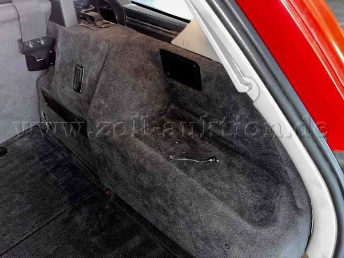 Kofferraum rechte Seitenabdeckung mit Ladeanschluss z.B. für Handlampe