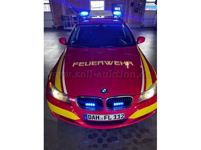 Fahrzeugansicht von vorne mit Betrieb des Blaulichtbalkens und der Frontblitzer