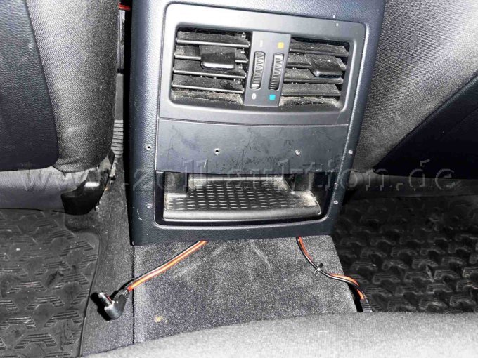Mittelkonsole hinten mit Klima, 2 Ladekabel z.B. für Funkgeräte-Ladehalterung