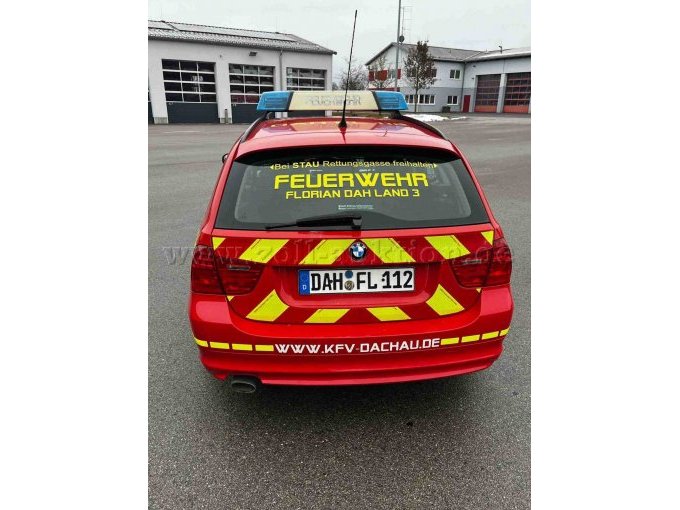 Fahrzeugansicht von hinten, Warnbestreifung und Beschriftung bisheriger Nutzer in wei0 und gelb foliert.