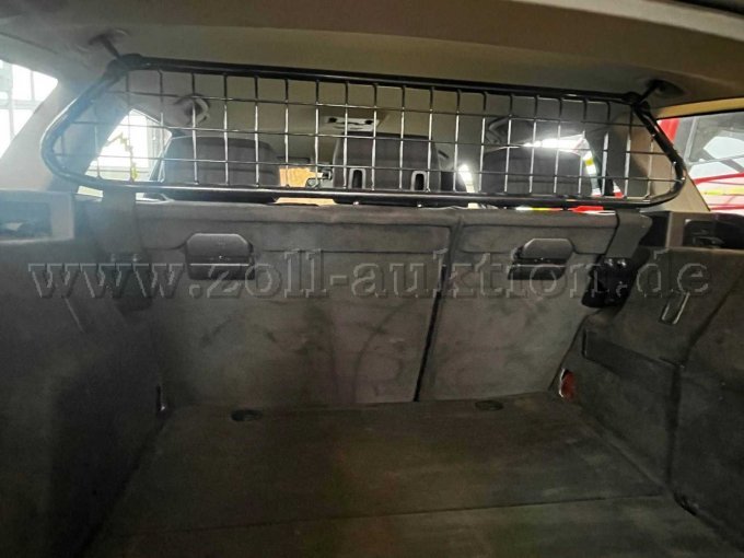 Kofferraum leer, mit Gitterabtrennung zum Fahrgastraum