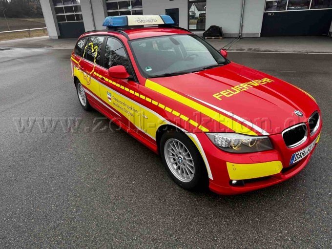 Ansicht schräg von vorne auf die rechte Seite mit der vorhandenen Folierung und Refexionsbestreifung, Design des bisherigen Nutzers in gelb, wei0 und schwarzer Schrift, foliert