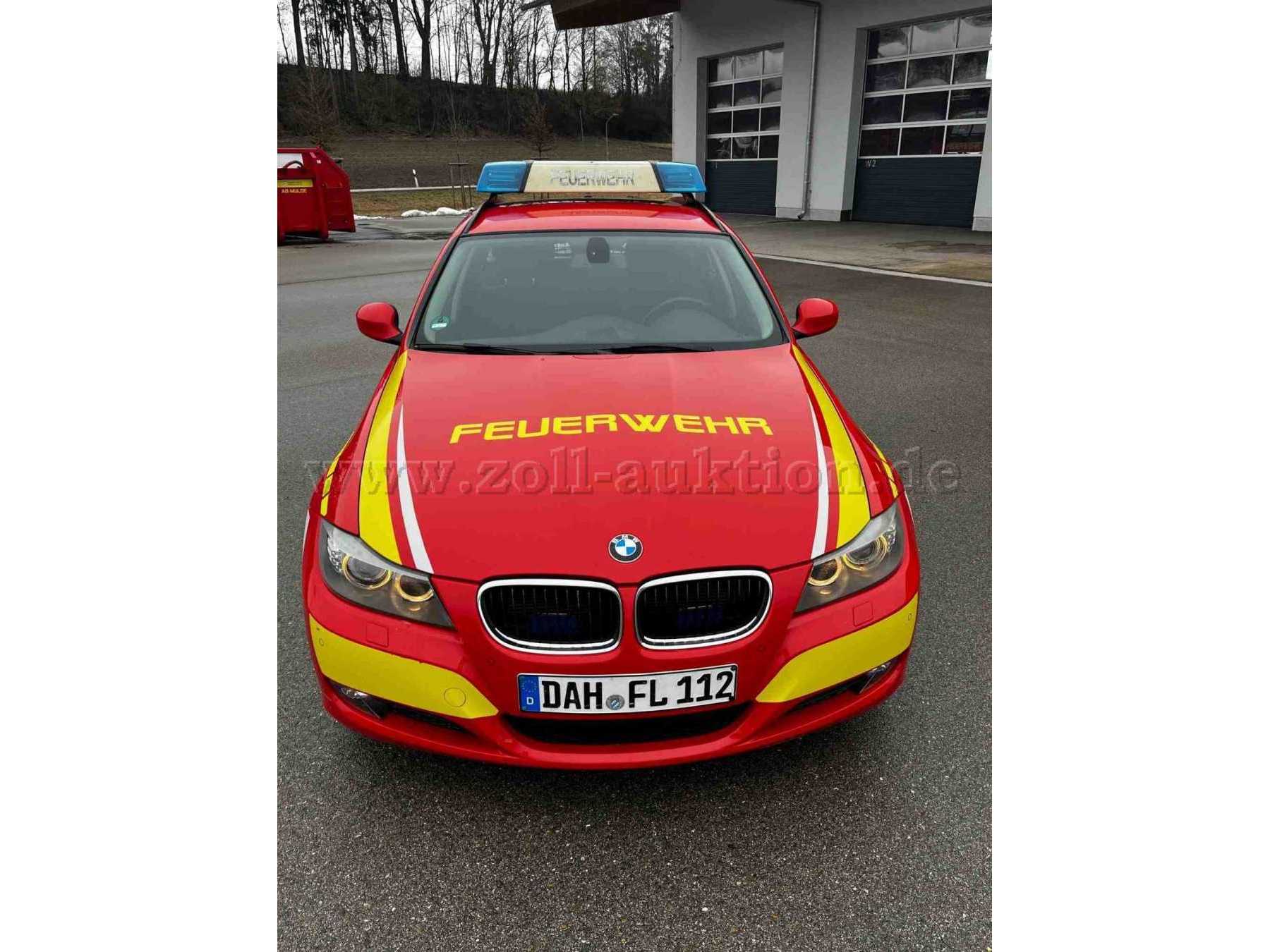 Fahrzeugansicht von vorne, Folierung gelb und rot auf serienmäßiger roter Lackierung, Aufschrift Feuerwehr