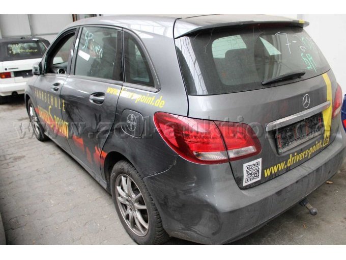 Blick von hinten auf die Fahrerseite. Zu sehen Unfallschaden in der Stoßstange hinten links und Seitenscheibe der Fahrerseite eingeschlagen