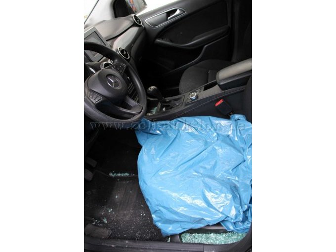 Fahrersitz ist stark beschmutzt, Glassplitter liegen im Inneren des Fahrzeuges