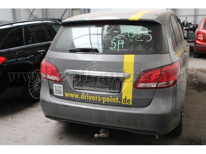 Heckansicht, Anhängerkupplung schief