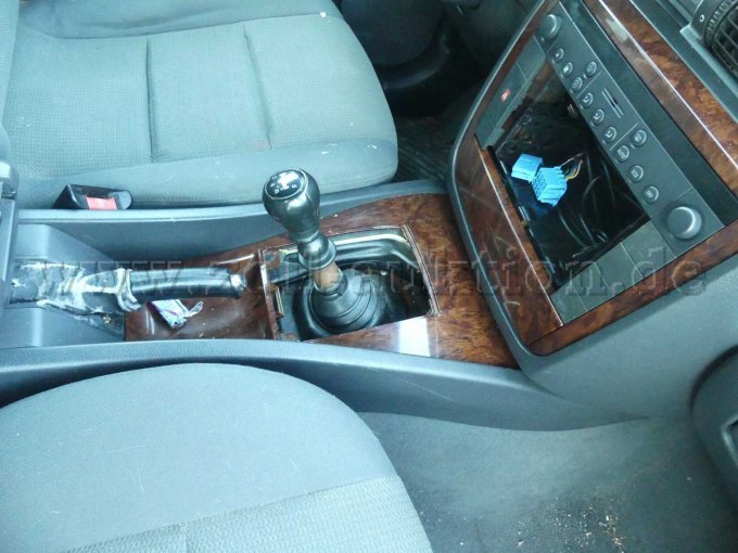 Mittelkonsole (fehlende Manchette am Ganghebel und fehlendes Radio