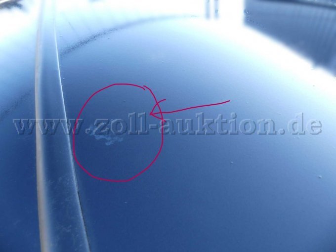 leichte Roststelle im Dach mittig nahe der Frontscheibe