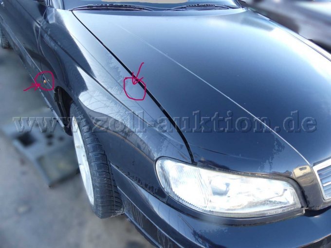 Frontseitenansicht Beifahrerseite (Delle im Kotflügel und fehlende Schutzabdeckung Seitenblinker)