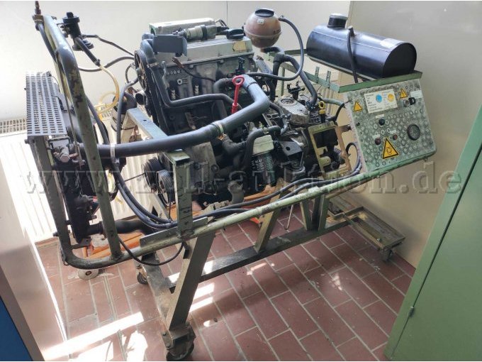 Ansicht des gesamten Motors von vorne links auf dem Rollgestell