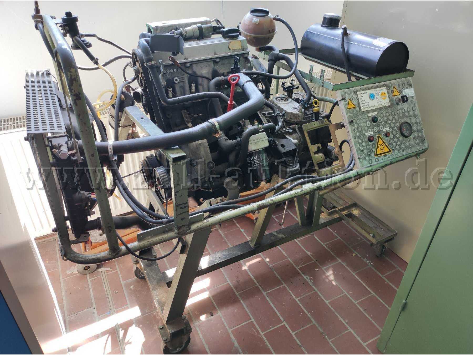Ansicht des gesamten Motors von vorne links auf dem Rollgestell