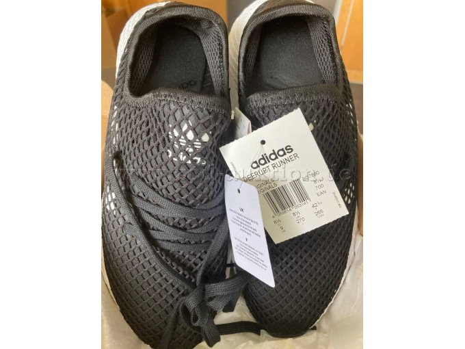 Adidas Deerupt Runner Herrensneaker Größe 8,5 Draufsicht und Originalettiketten