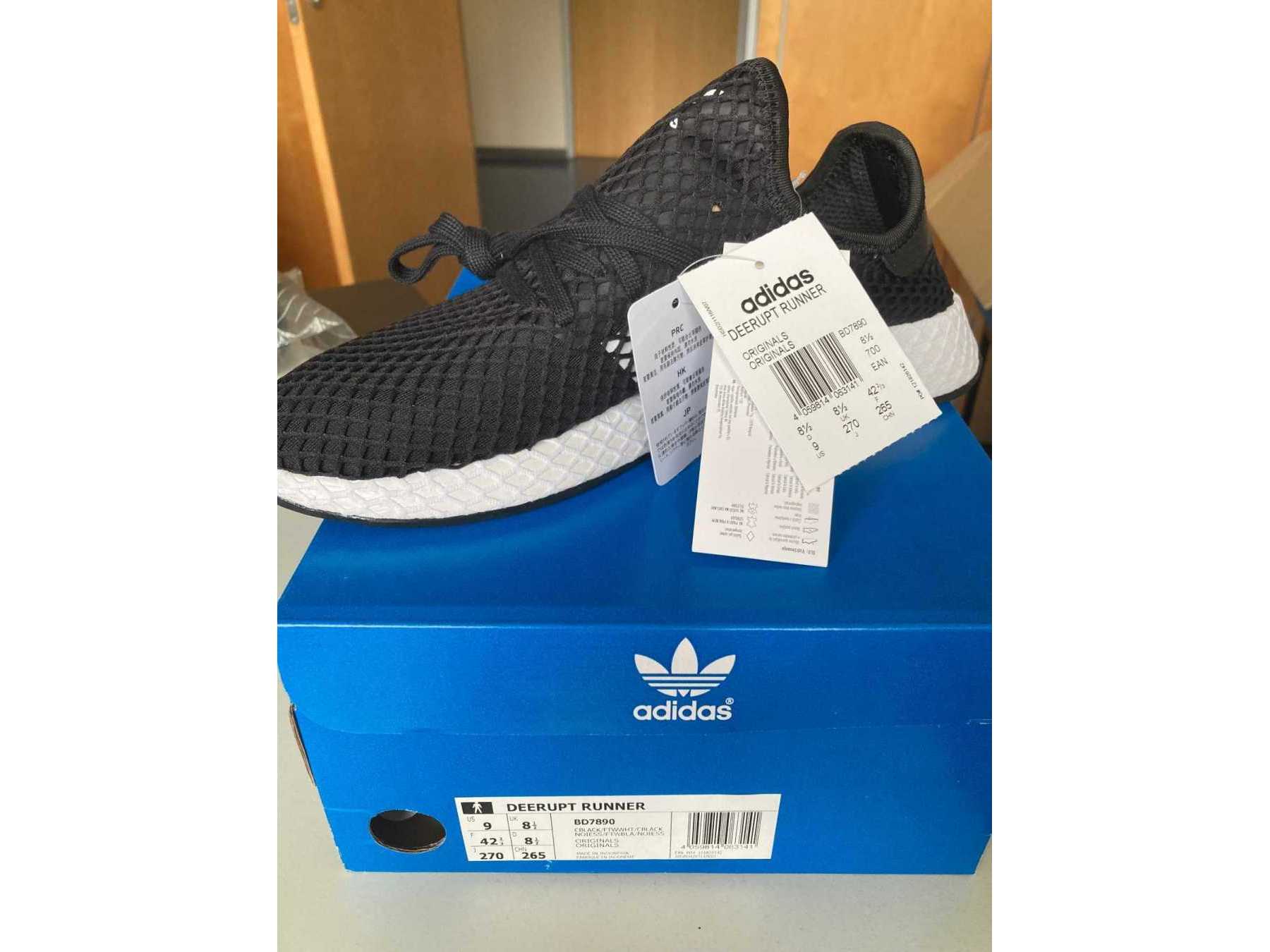 Adidas Deerupt Runner Herrensneaker Größe 8,5 Seitenansicht und Karton