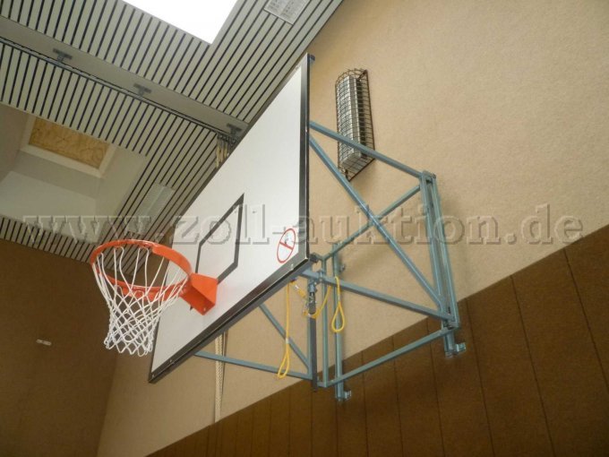 Basketballkorb-Wandanlage; Bild Nr. 3 seitlich (Hallenteil B)