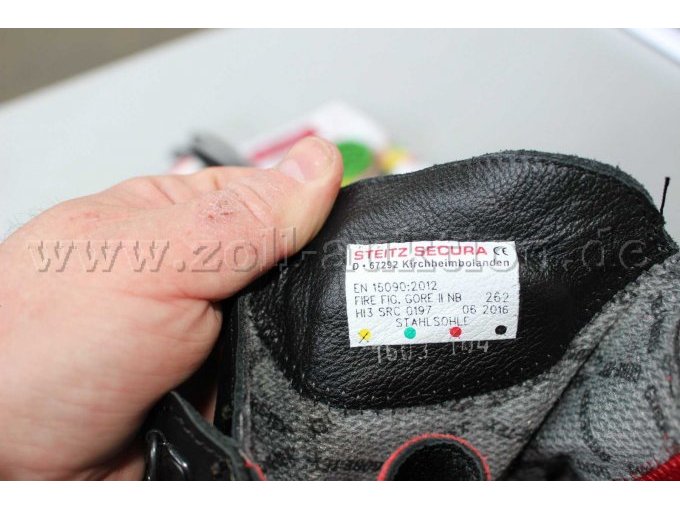 Produktlabel am Schuh
