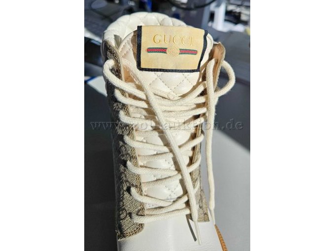 Schnürung, Nähte, Markenaufdruck