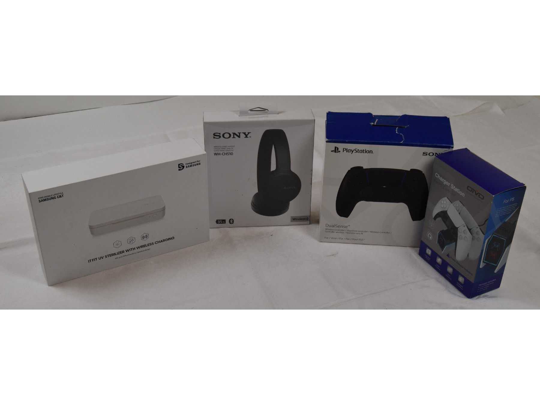 1 Paar Kopfhörer, 1 PS5 Controller und 1 Ladestation sowie 1 UV Sterilizer