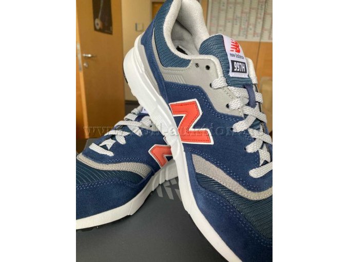 New Balance Sneaker Herren, Größe 44 beide Schuhe Seitenansicht