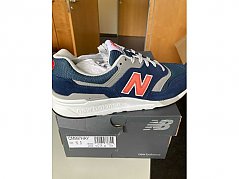 New Balance Sneaker Herren Größe 44 Seitenansicht und Karton