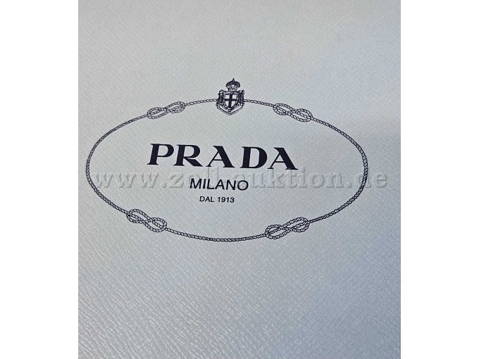 Karton mit Prada Aufdruck
