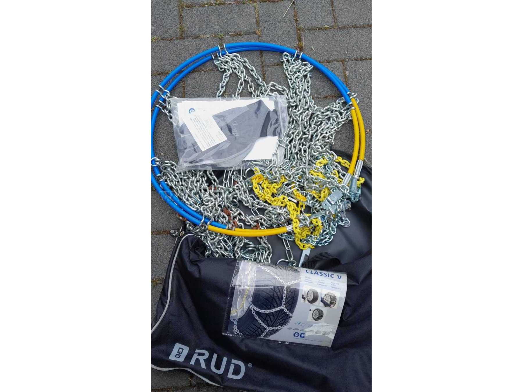 ausgepackte Schneeketten mit Tasche und Handschuhen