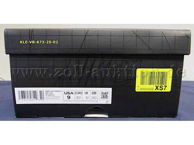 Aufkleber auf dem Schuhkarton