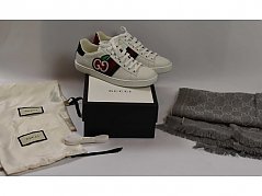 1 Paar Sneaker „Gucci" Ace  & 1 Schal "Gucci"