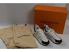 1 Paar Sneaker „Louis Vuitton“ Run Away & zwei Staubbeutel & Originalkarton