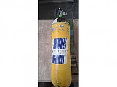 Abbild Tauchflasche. Der Lack weist deutliche Abnutzungen, Rost, Abschürfungen, Klebereste, Beschriftungen und Kratzer auf.