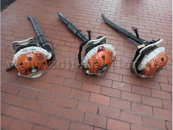 1 Paket mit drei Stihl Laubbläsern als Teilträger – kavel bij Zoll-Auktion, Bamberg