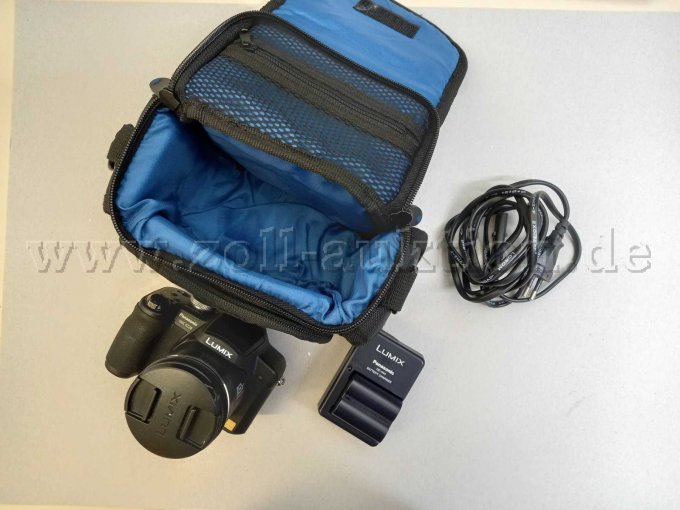 Kamera mit Zubehör (Tasche, Akku, Ladekabel)