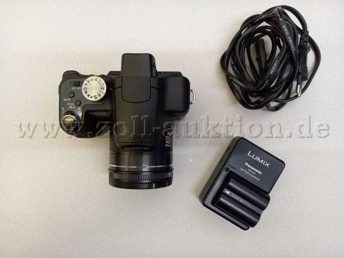 Kamera in der Vogelperspektive mit Zubehör (Akku, Ladekabel)