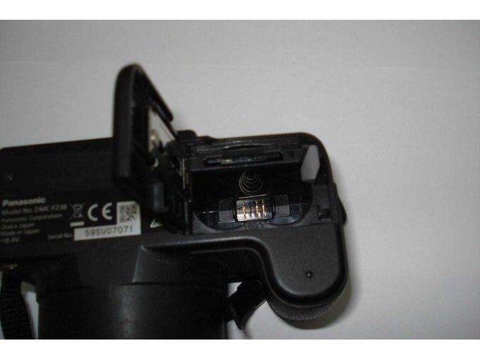 Das Akkufach der LUMIX mit CE-Zeichen.