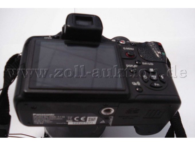 Die LUMIX mit dem Bildschirm und den Bedienelementen.