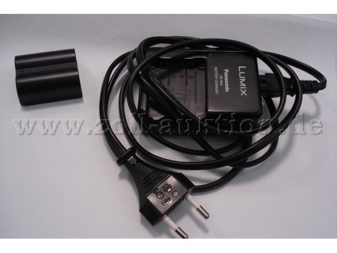 Das Ladegerät mit Akku der LUMIX.