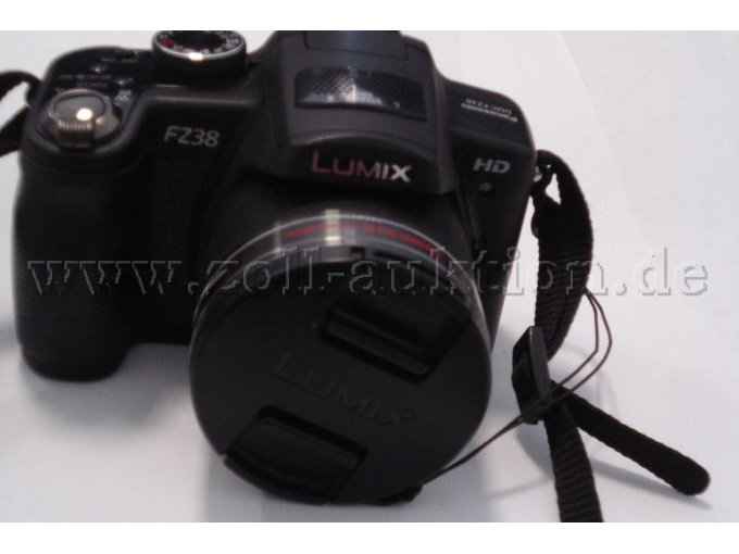 Die Panasonic LUMIX FZ38 von vorne.