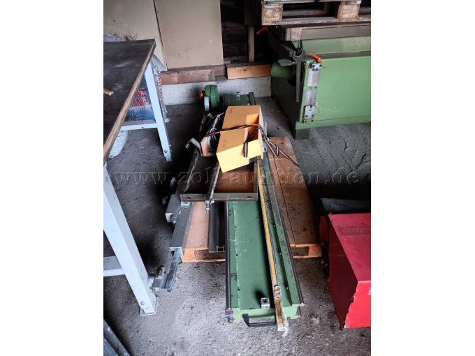 demontierter Zustand auf Palette weiterer Teile.
Die sonstige Werkstatteinrichtung und Werkzeuge/Maschinen und Verbrauchsmaterial, die im Hintergrund zu sehen sind,sind nicht Gegenstand der Auktion.