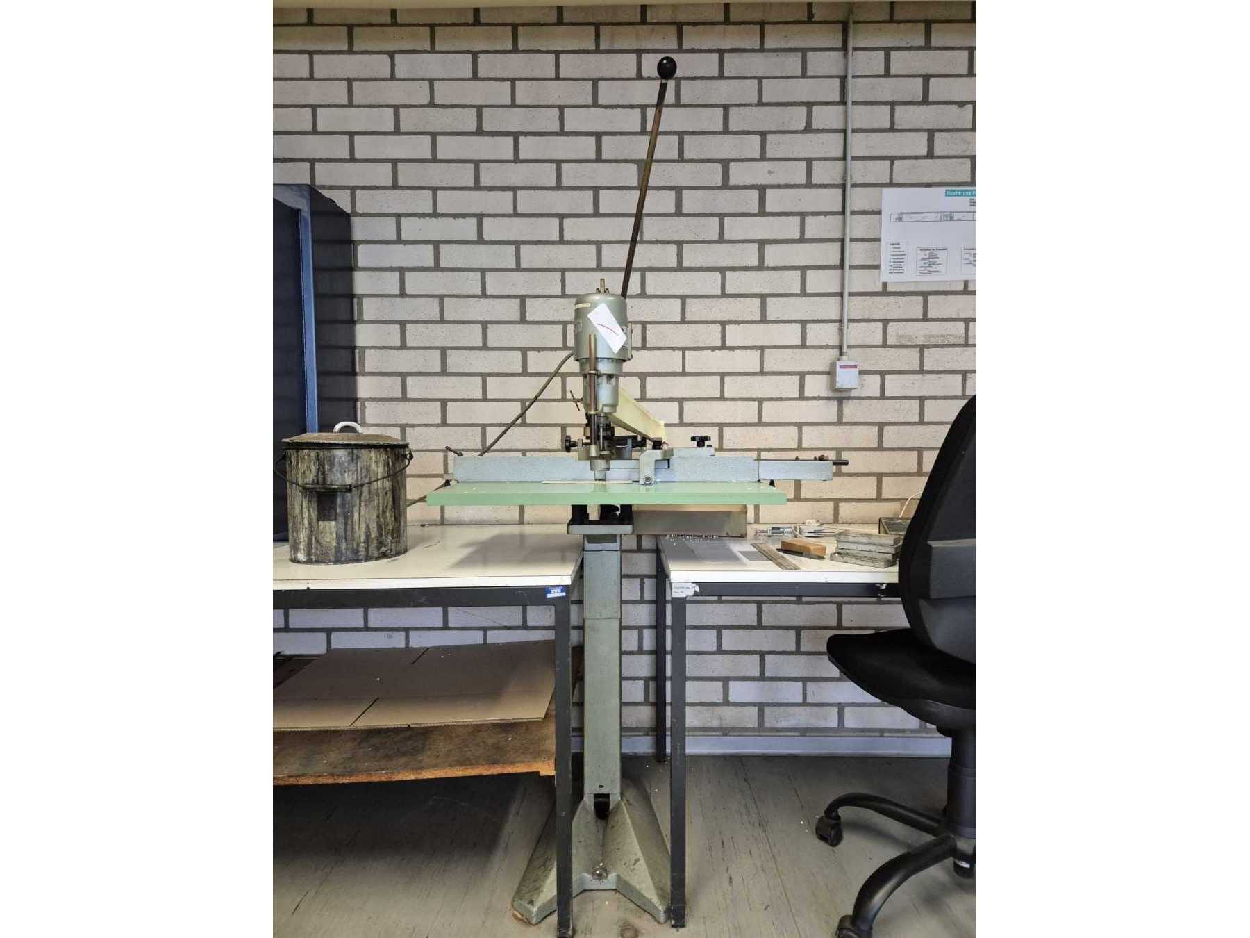 Papierbohrmaschine