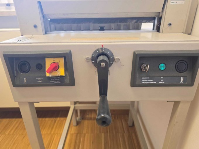1 gebruikte papiersnijmachine van de fabrikant IDEAL, geschikt als bron van reserveonderdelen – foto 2 – kavel bij Zoll-Auktion, Deggendorf