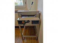 Frontansicht der Papierschneidemaschine