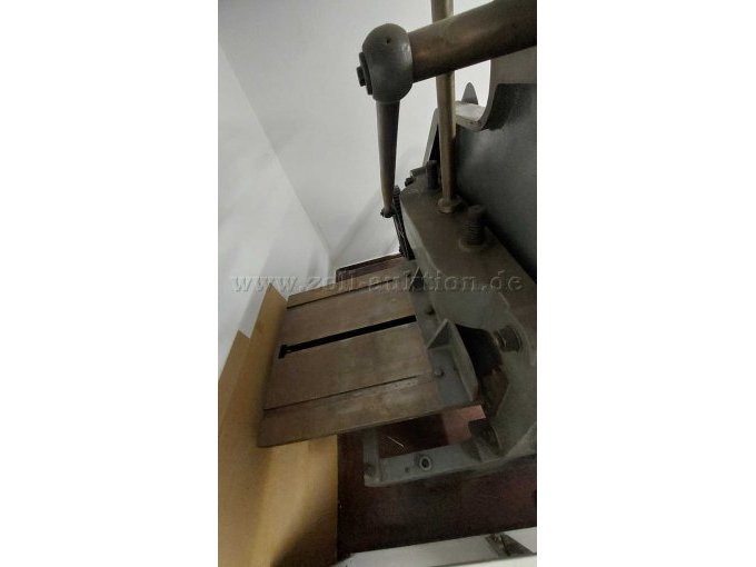 beweglicher Schneidetisch (kurbelbar, Kurbel vorhanden)