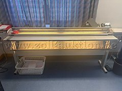 Gesamtansicht Papierschneidemaschine