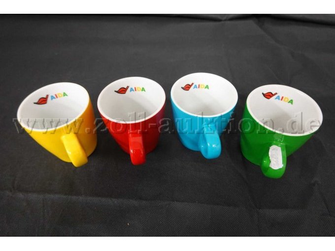 4 Kaffeebecher in den Farben: gelb, rot, blau und grün mit AIDA-Schriftzug in den vier AIDA-Farben und rotem Kussmund